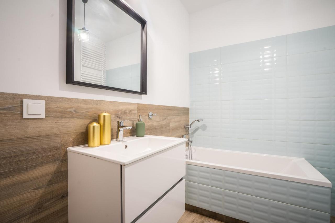 Bizapartments - Modern Flats With Parking วอร์ซอ ภายนอก รูปภาพ